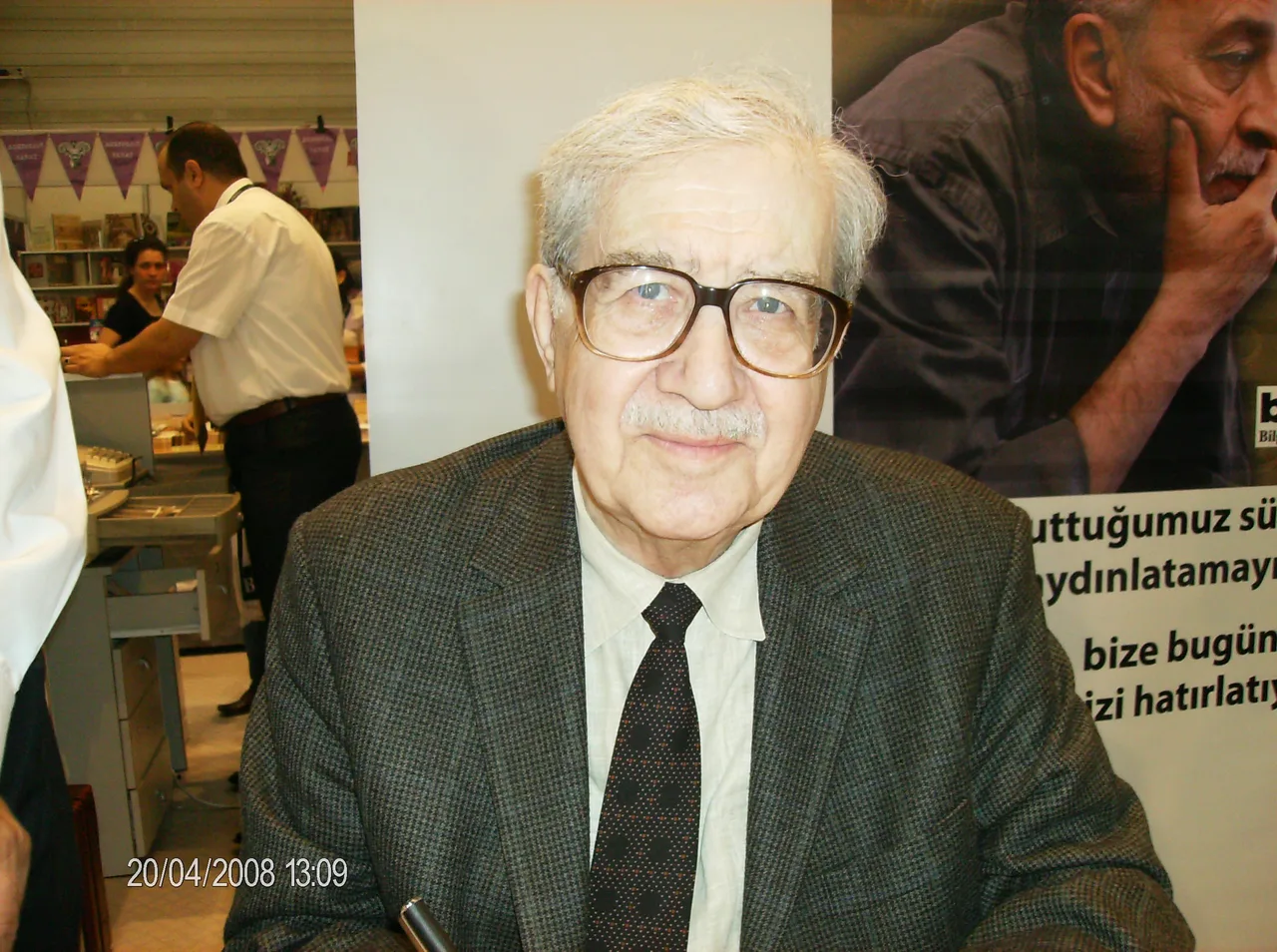 Turgut Özakman portresi